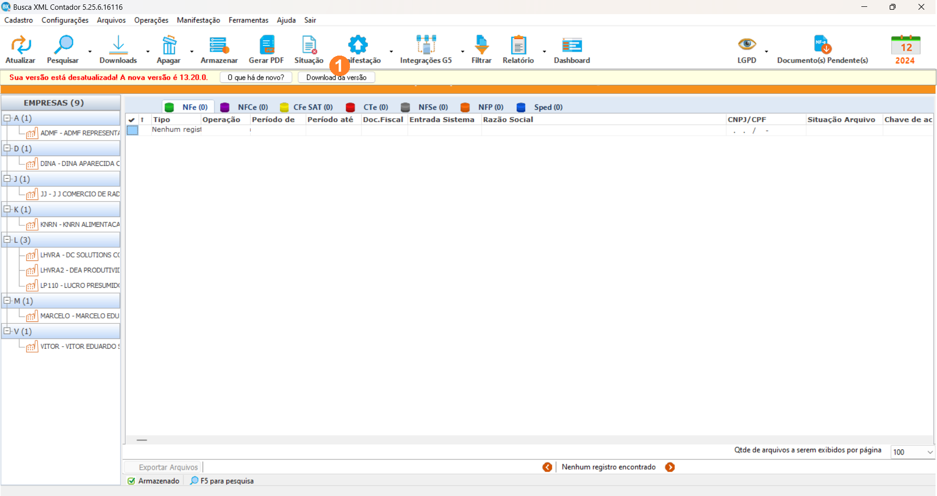Tela inicial do sistema Busca XML, possui um menu superior e uma mensagem na parte inferior indicando que o sistema está desatualizado.