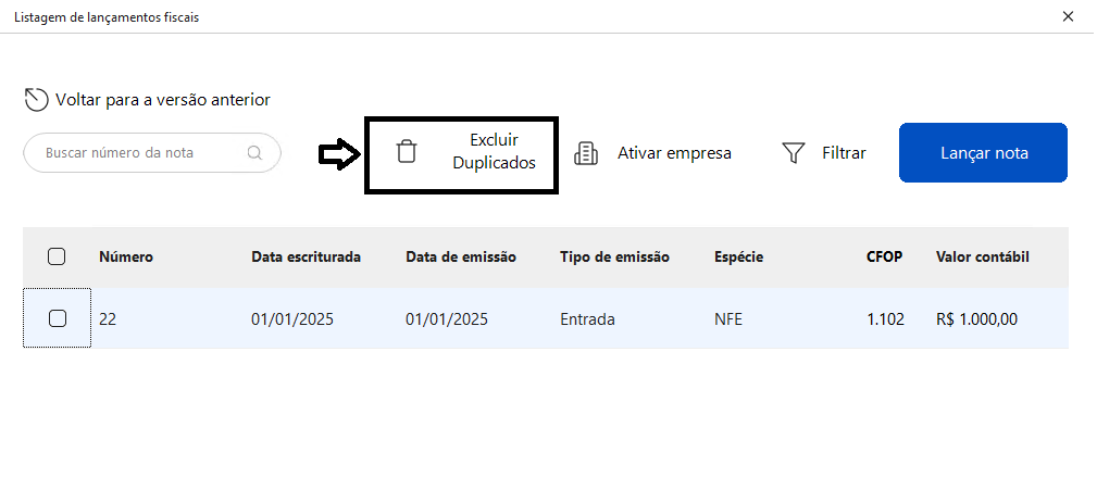 Listagem de lançamentos fiscais destacando o botão Excluir duplicados.