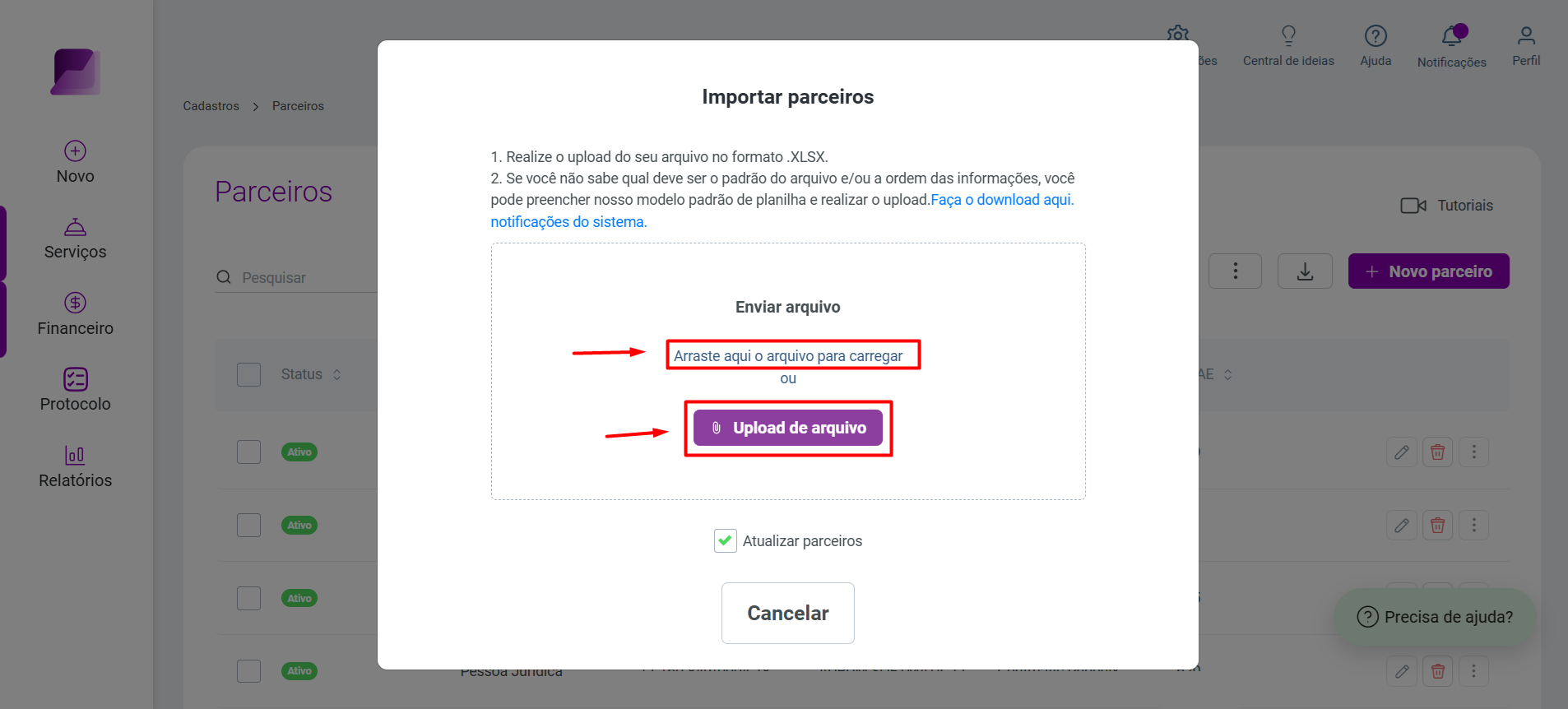 Modal 'Importar parceiros' destacando as opções 'Arraste aqui o arquivo' e o botão 'Upload de arquivo'.