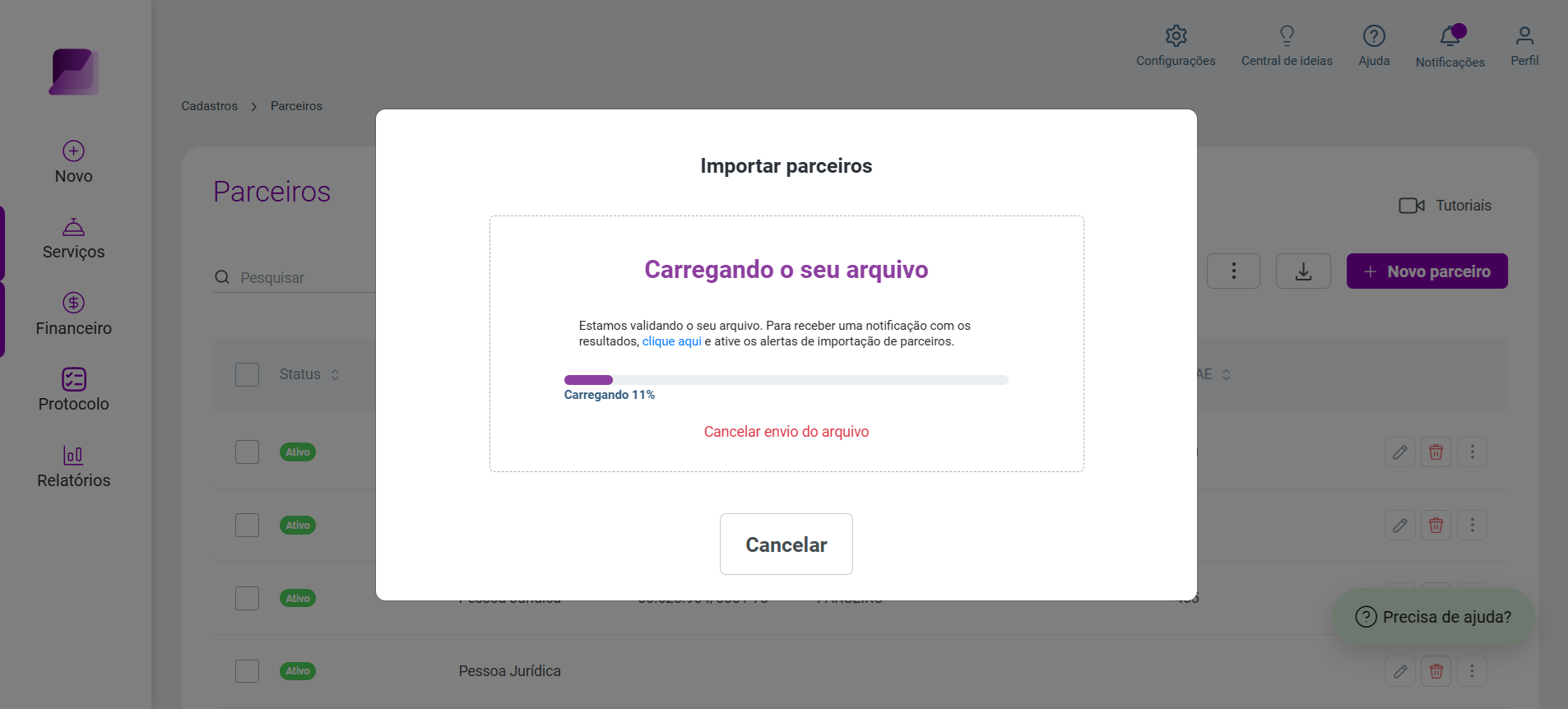 Modal 'Importar parceiros' exibindo a mensagem 'Carregando o seu arquivo' e a barra de progresso.