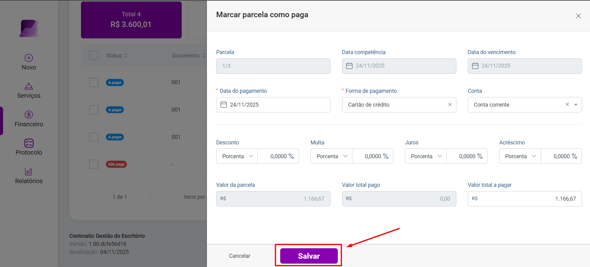Tela 'Marcar parcela como paga' contendo campos de data, forma de pagamento e valores. O botão 'Salvar' está destacado no rodapé.