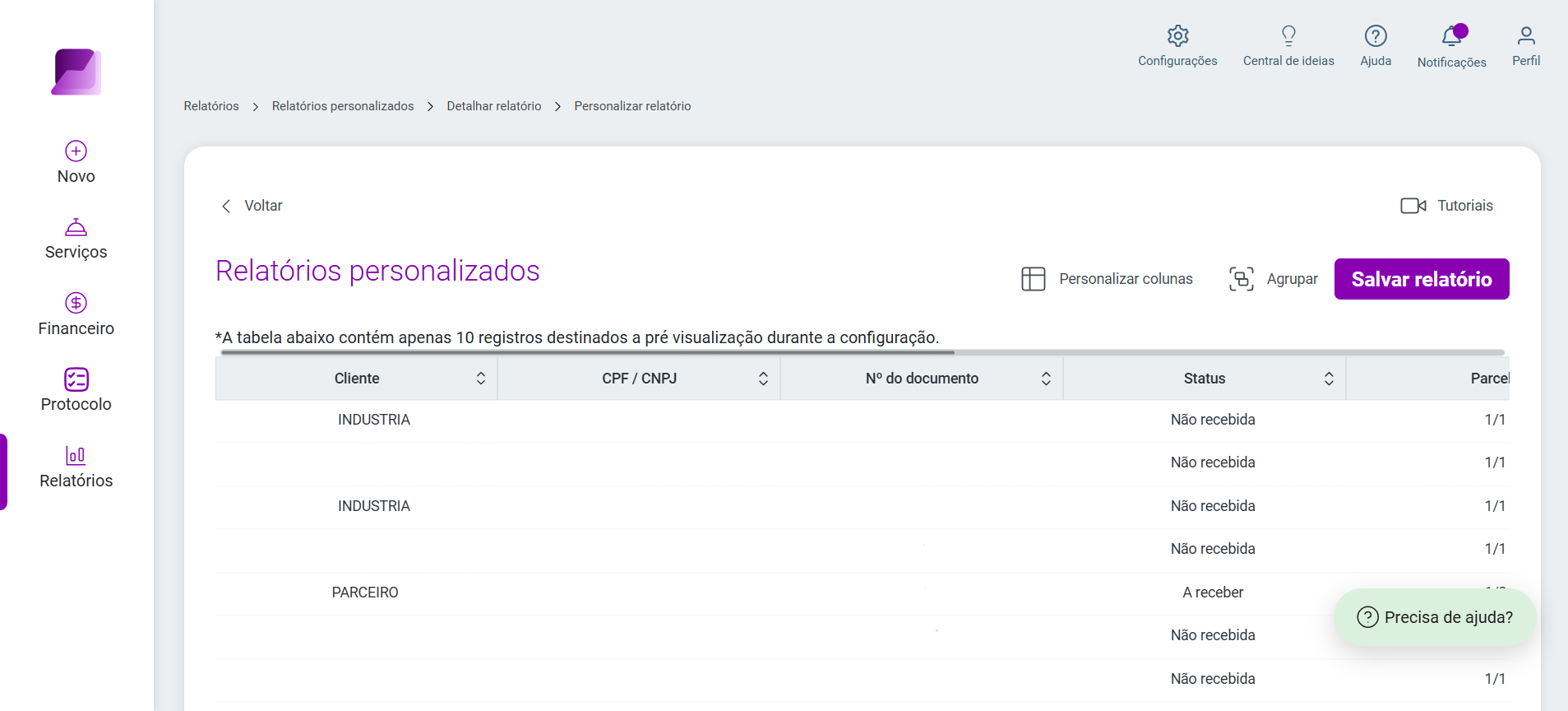 Tela de Relatórios personalizados exibindo tabela com lista de clientes e status, e botão Salvar relatório no canto superior direito.