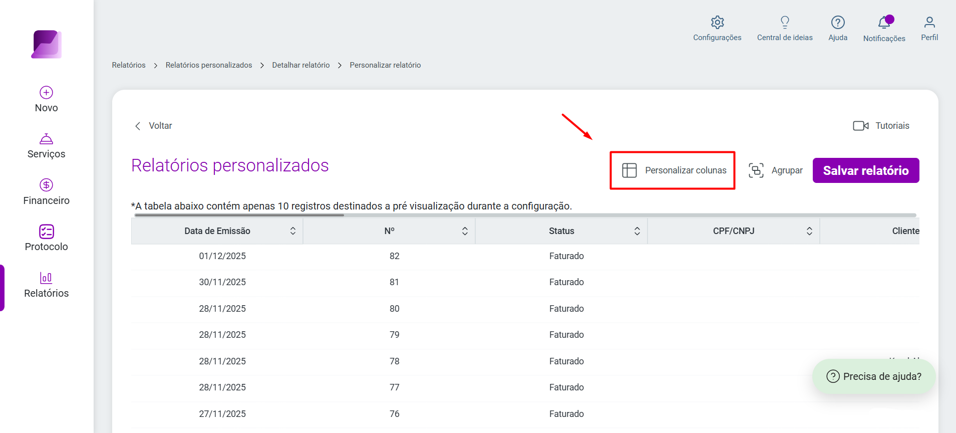 Tela 'Relatórios personalizados' com destaque em vermelho no botão 'Personalizar colunas', localizado acima da tabela de registros.