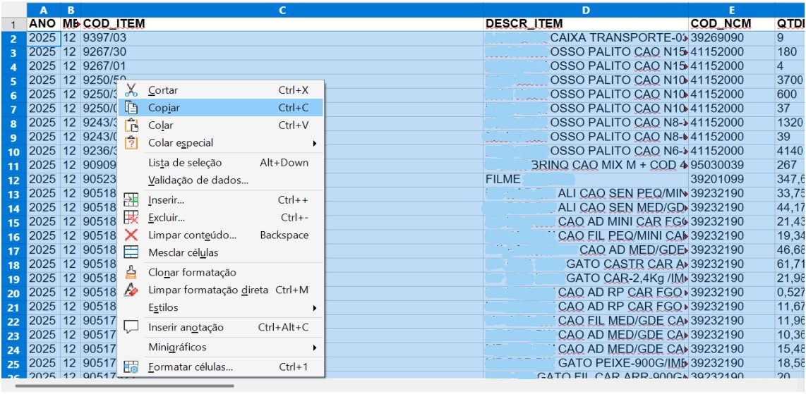 Planilha de inventário com colunas de Ano, Mês e Código do Item. Menu de contexto aberto sobre as células selecionadas.
